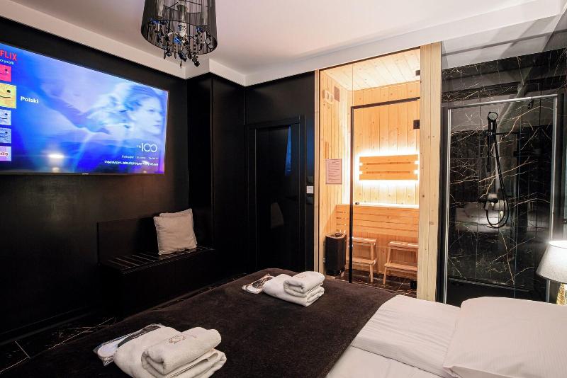 Glass House Hot Tub Apartments image