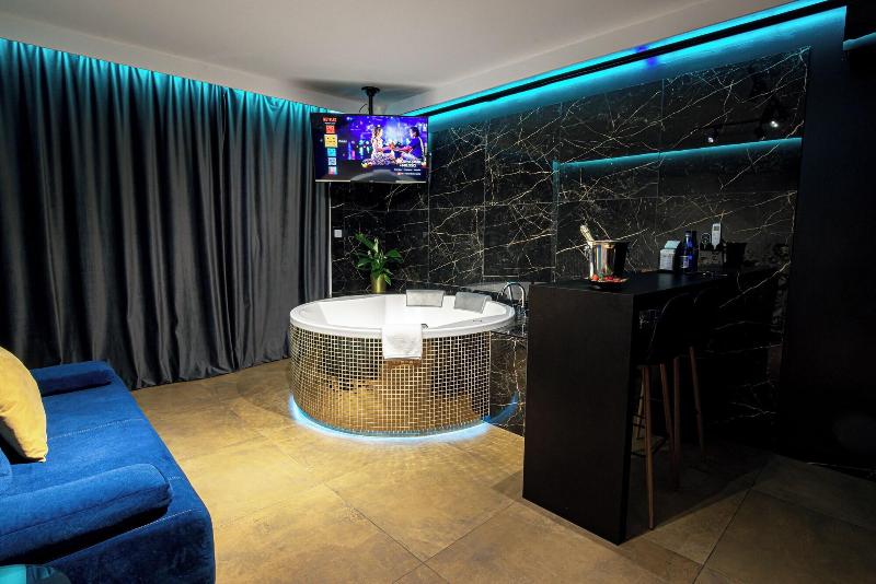 Glass House Hot Tub Apartments image