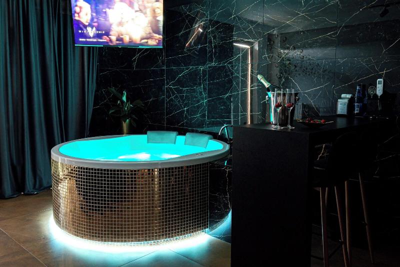 Glass House Hot Tub Apartments image