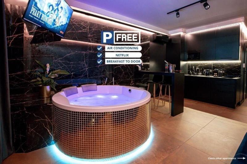 Glass House Hot Tub Apartments image