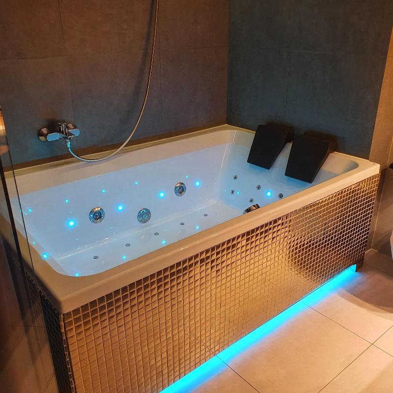 Glass House Hot Tub Apartments image