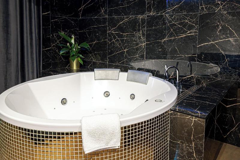 Glass House Hot Tub Apartments image