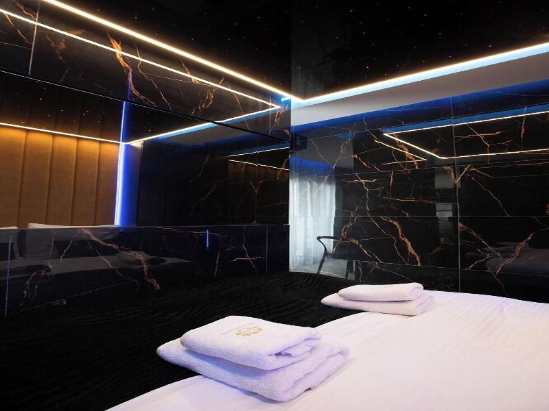 Glass House Hot Tub Apartments image