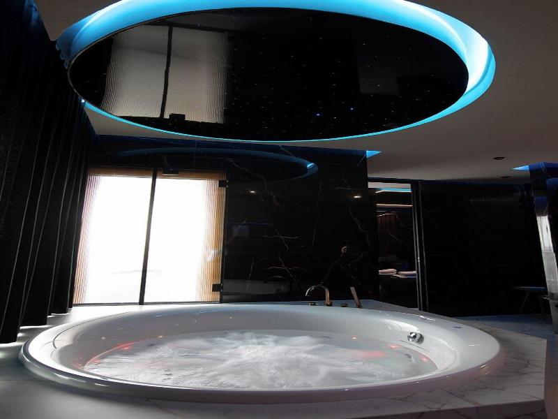 Glass House Hot Tub Apartments image