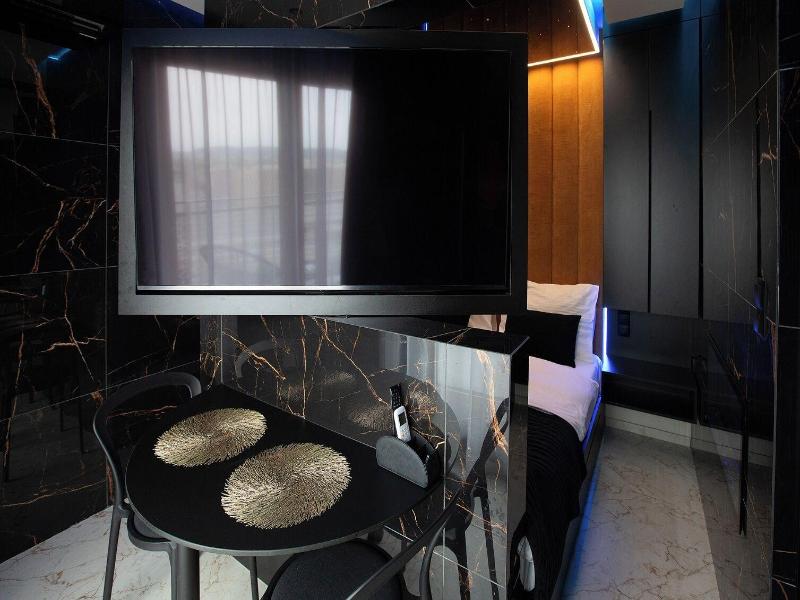 Glass House Hot Tub Apartments image