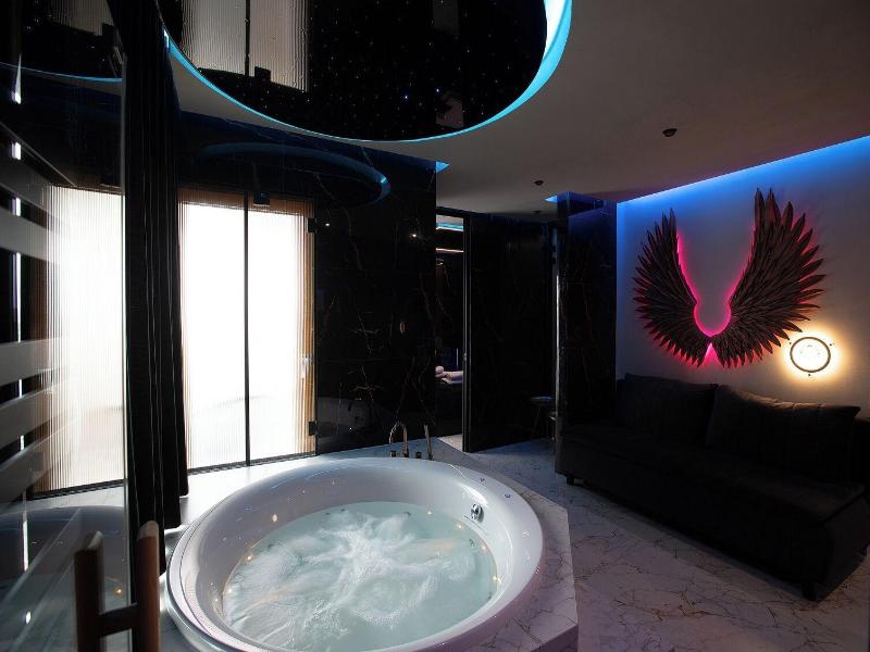 Glass House Hot Tub Apartments image