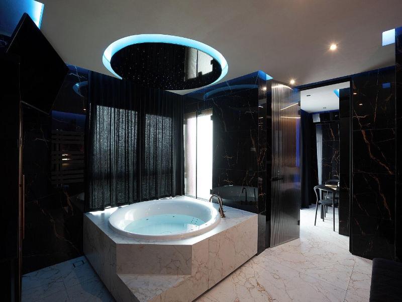 Glass House Hot Tub Apartments image