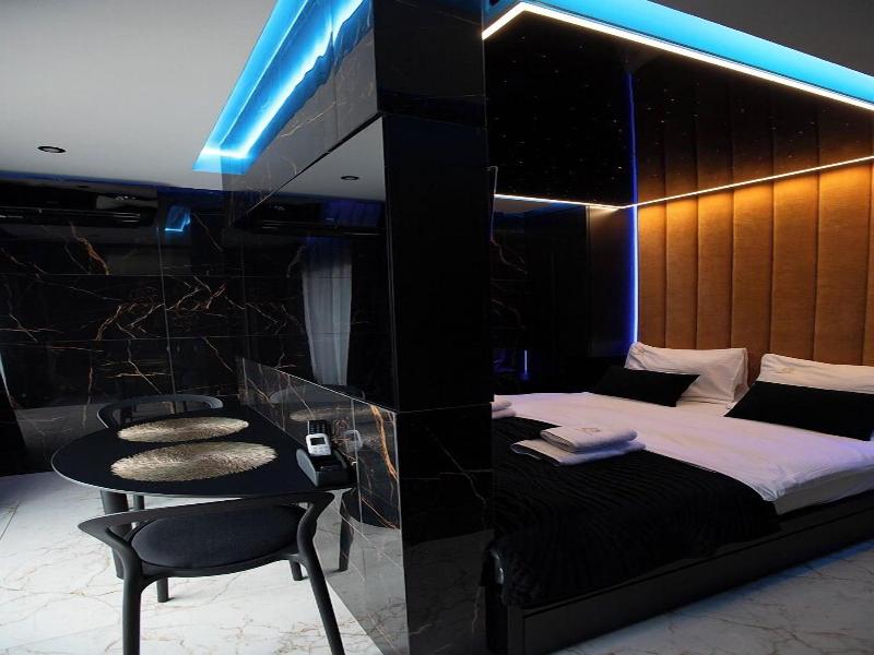 Glass House Hot Tub Apartments image