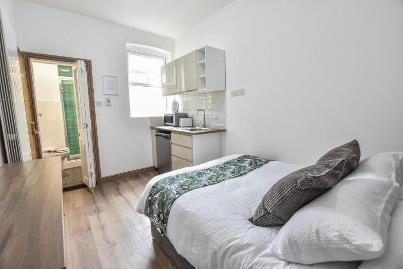 Regency GuestHouse Manchester North image