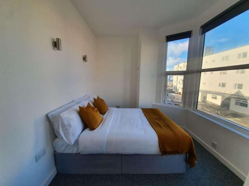 Alexandra Hotel image