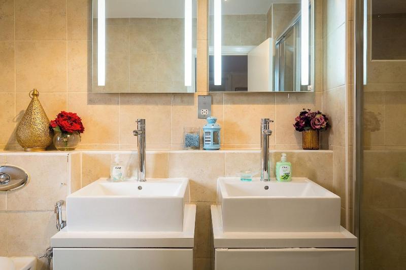 Luxury Villa 6-bed Next to Marble Arch image