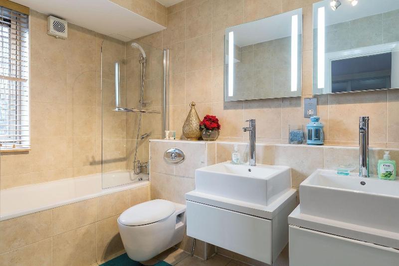 Luxury Villa 6-bed Next to Marble Arch image