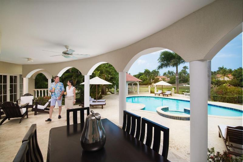 Crown Villas 5 bdrm — restaurant