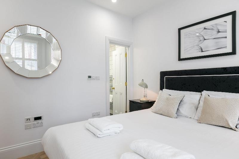Urban Chic - Shaftesbury image