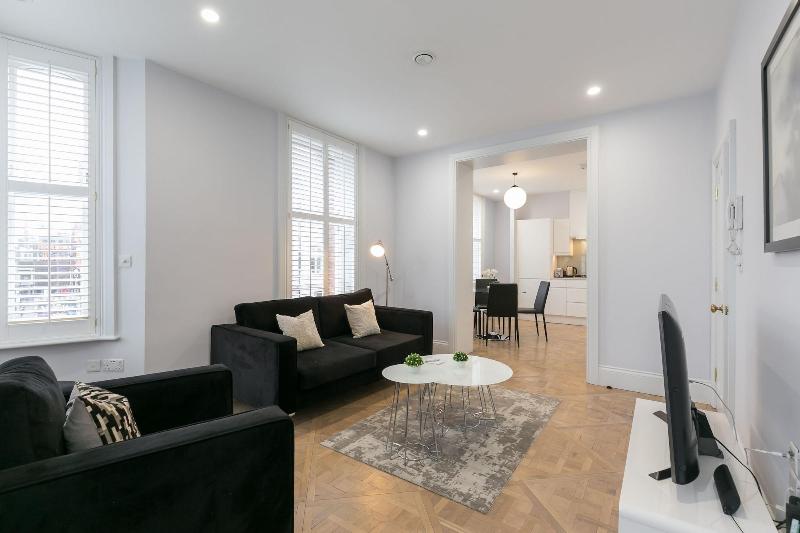 Urban Chic - Shaftesbury image