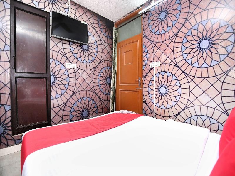 Oyo 16736 Hotel Hm Crystal image