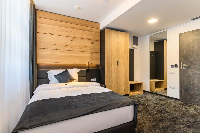 B The Hotel image