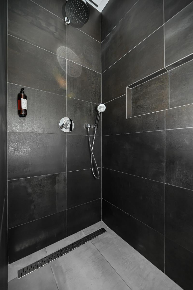 B The Hotel image