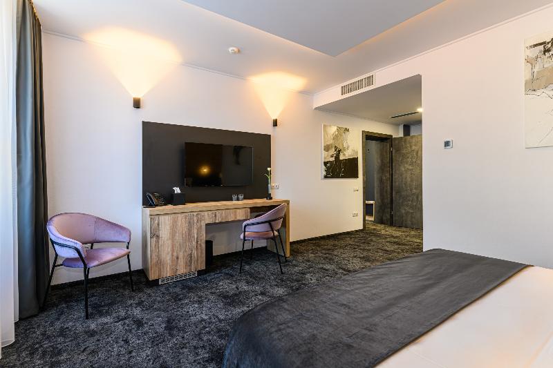 B The Hotel image