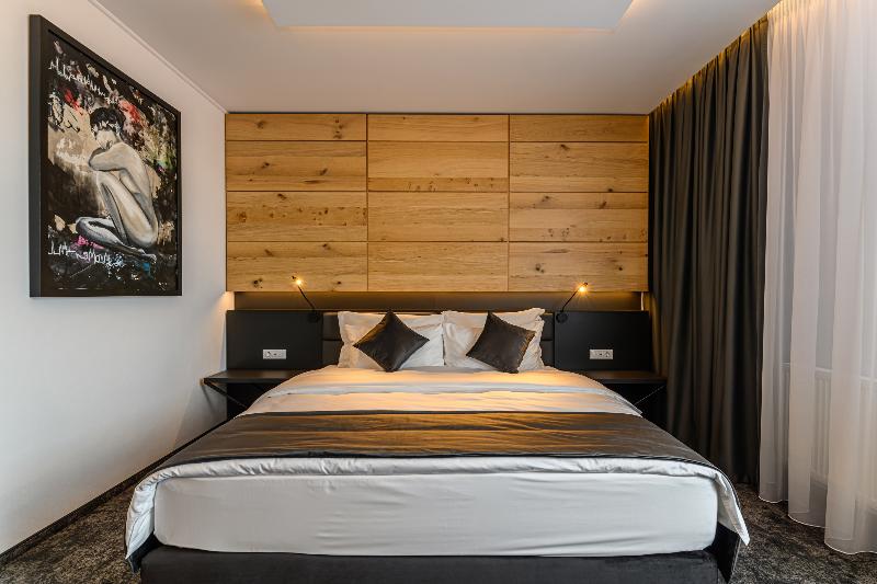 B The Hotel image