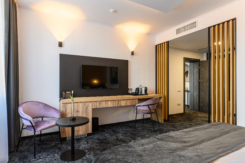 B The Hotel image