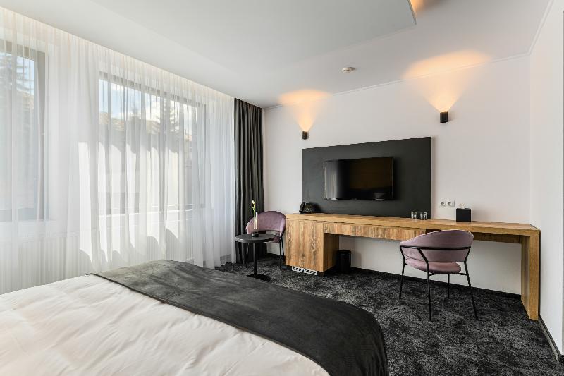 B The Hotel image