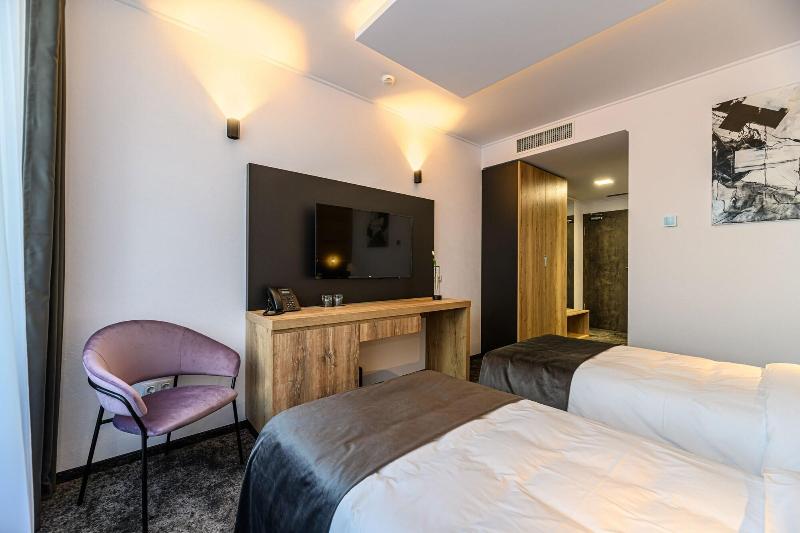 B The Hotel image