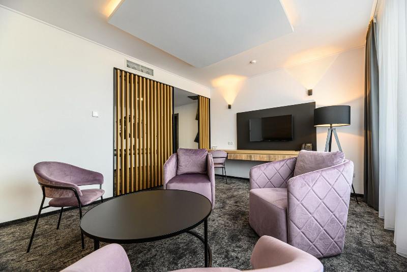 B The Hotel image
