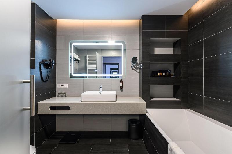 B The Hotel image