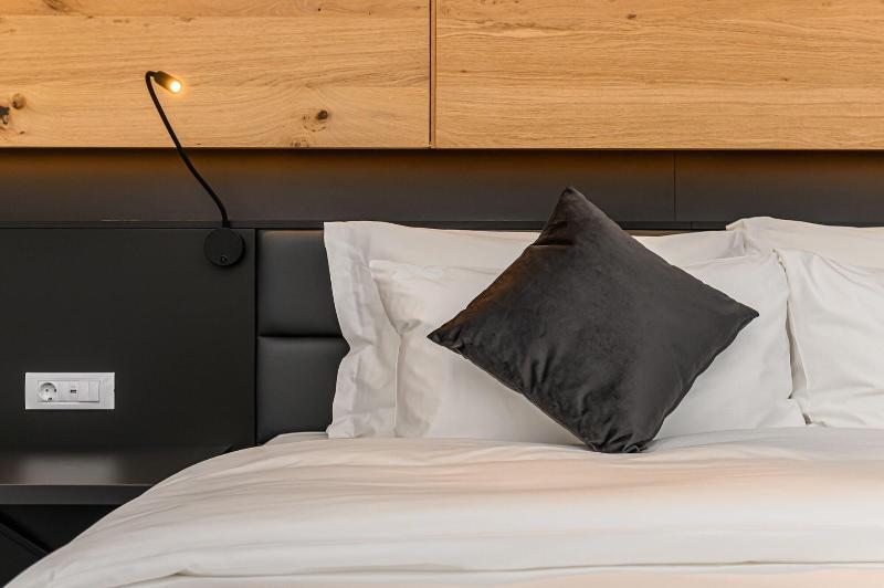 B The Hotel image