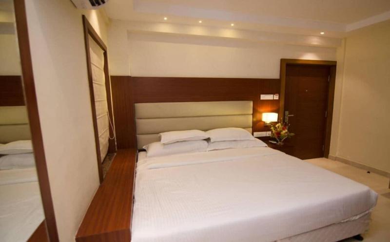 Hotel Aura image