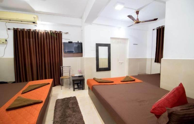 Hotel Travellers Inn image