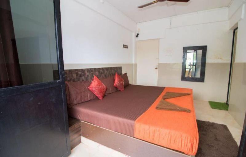 Hotel Travellers Inn image