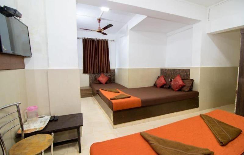 Hotel Travellers Inn image