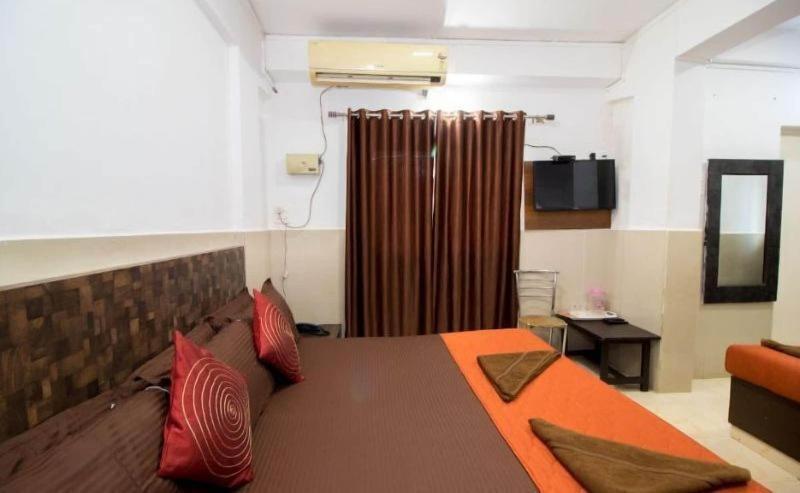 Hotel Travellers Inn image