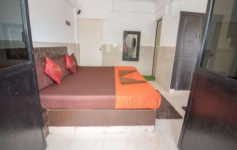 Hotel Travellers Inn image
