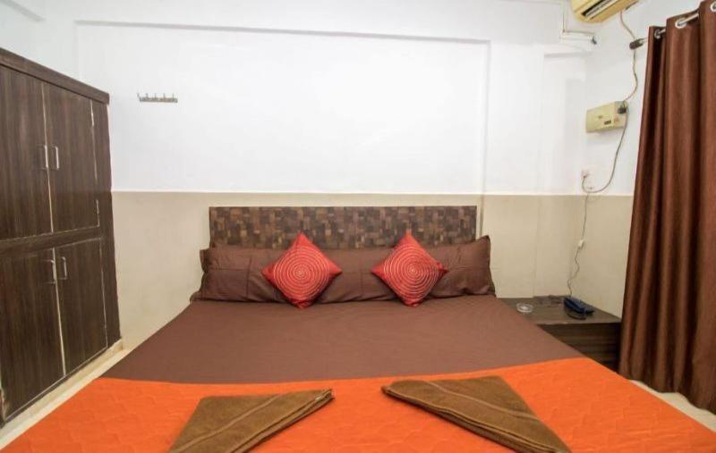 Hotel Travellers Inn image