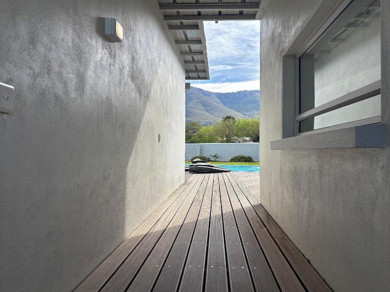 A Riverbed Guesthouse