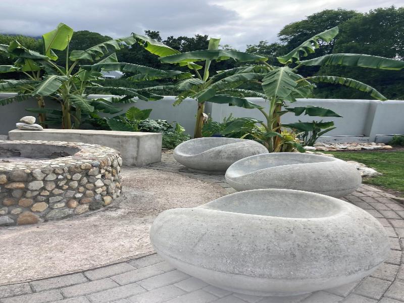 A Riverbed Guesthouse