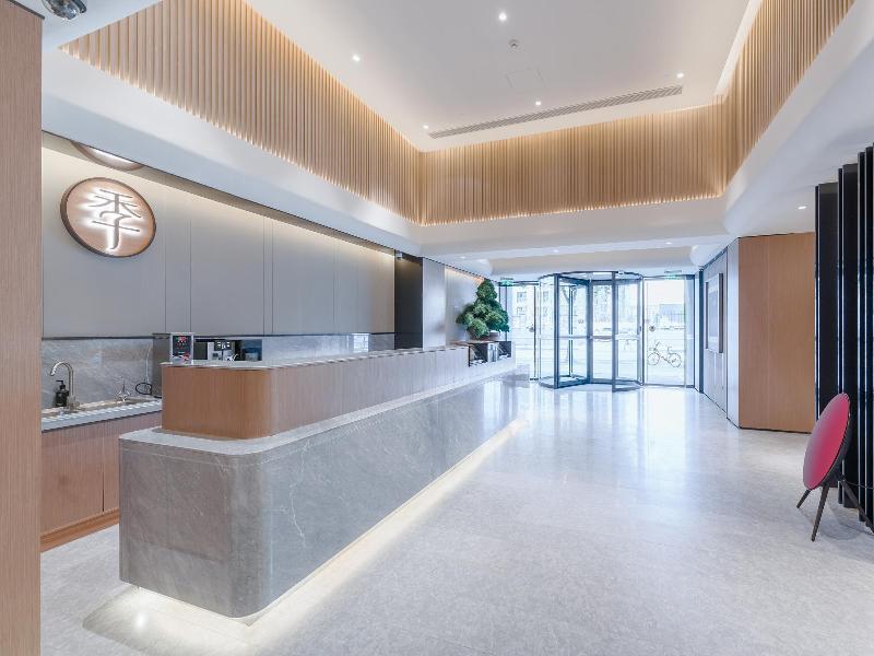 Ji Hotel Shanghai Lujiazui Minsheng Road — view