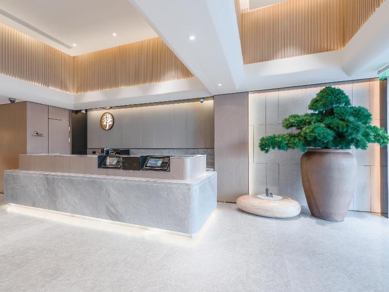 Ji Hotel Shanghai Lujiazui Minsheng Road — view