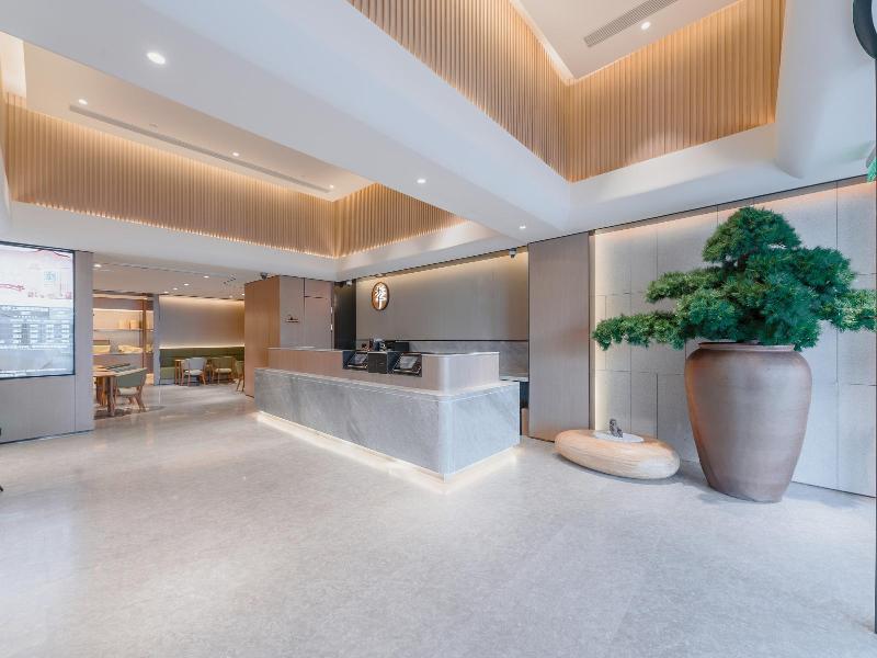 Ji Hotel Shanghai Lujiazui Minsheng Road — view