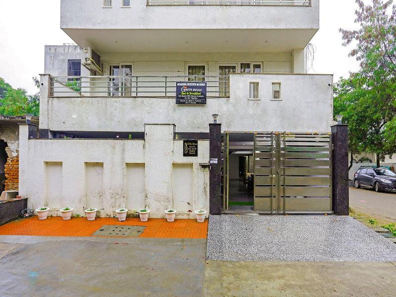 Fabhotel White House Bnb image