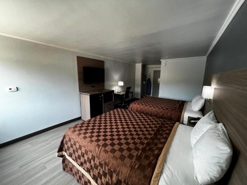 Super 8 Wyndham Fort Worth Entertainment District image