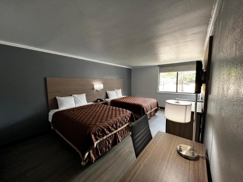 Super 8 Wyndham Fort Worth Entertainment District image