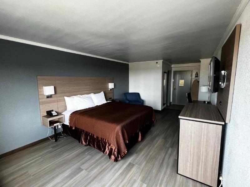 Super 8 Wyndham Fort Worth Entertainment District image