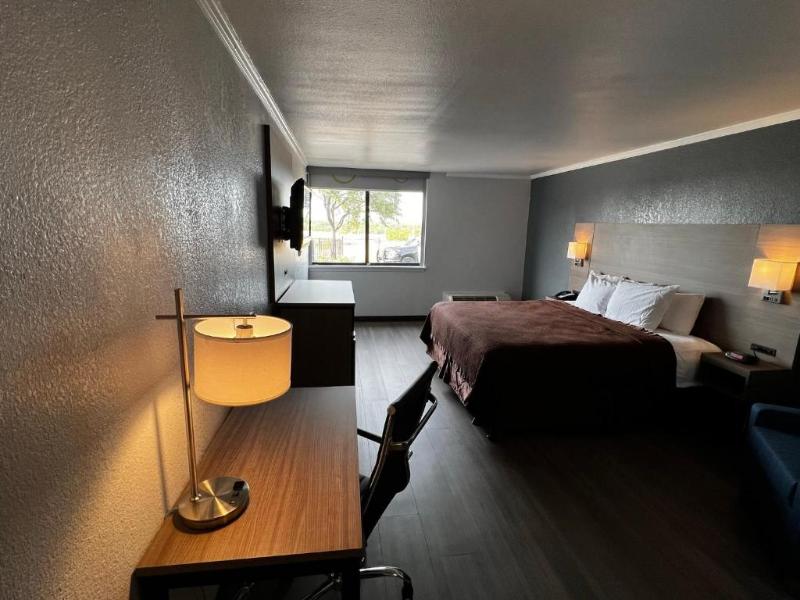 Super 8 Wyndham Fort Worth Entertainment District image