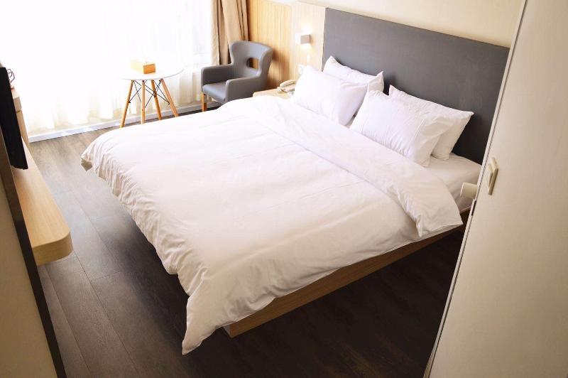 Hanting Hotel Qingdao Zhanqiao Railway Statio image
