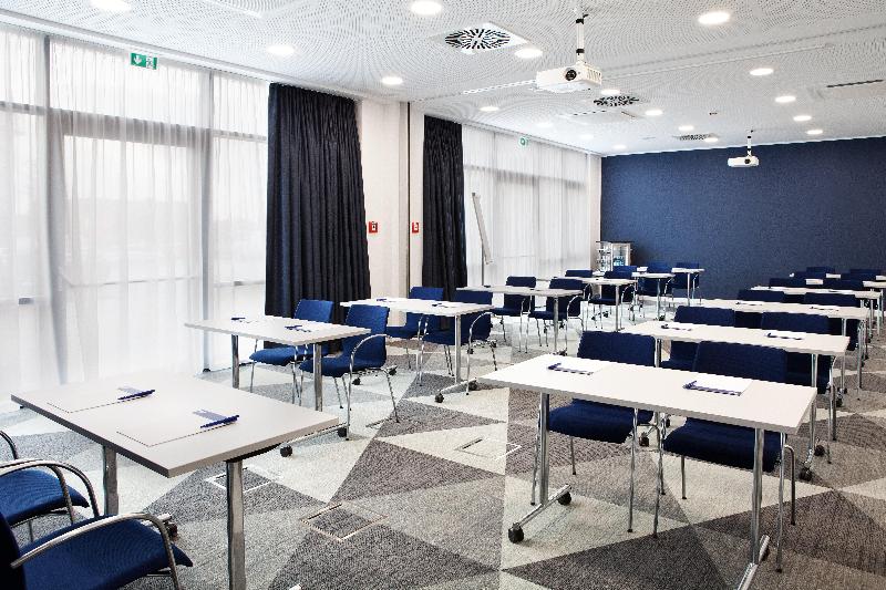 Holiday Inn Express Dusseldorf Airport image