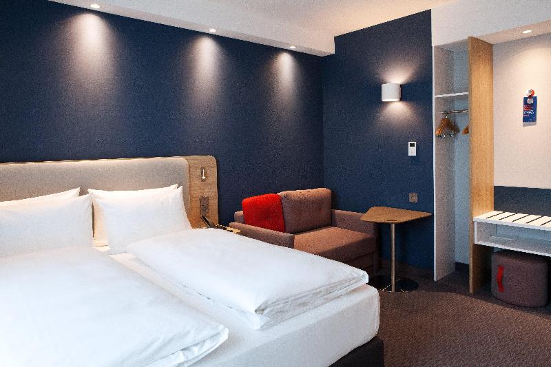 Holiday Inn Express Dusseldorf Airport image